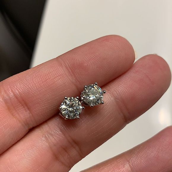 6 prong 2 ct Diamond stud earrings! - Picture 4 of 13